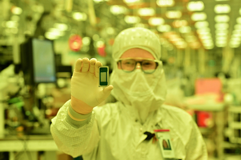 thumbnail An Intel manufacturing technician holds an Intel Core Ultra series 3 processor (code-named Panther Lake) built on Intel 18A, inside Intel’s new Fab 52 in Chandler, Arizona, in September 2025. (Credit: Intel Corporation).