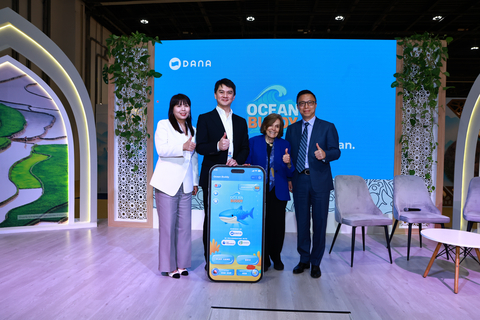 original From left to right: Ms Sabrina Peng, Senior Vice President, Chief Sustainability Officer, Ant Group, Mr Vince Iswara, CEO & Co-Founder of DANA Indonesia, Dr. Sylvia Earle, Founder and Chair, Mission Blue, Mr Eric Jing, Chairman, Ant Group
