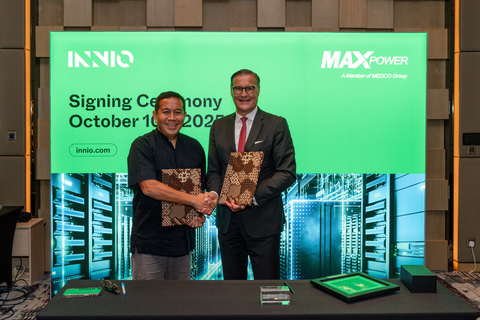original (Copyright: INNIO Group): Fazil Erwin Alfitri, CEO der Infra Daya Group (li.) und Dr. Olaf Berlien, President und CEO der INNIO Group (re.) bei der Vertragsunterzeichnung.