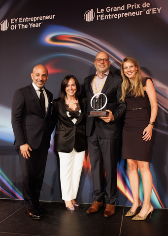 Walid Safi, Linda Williams, Eric Naaman et Audrey Gibeault lors de la remise du Grand Prix de l’Entrepreneur d’EY pour la région de l’Est.