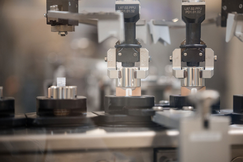 thumbnail Highly automated equipment at The Estée Lauder Companies’ Oevel Manufacturing & Fulfillment Campus