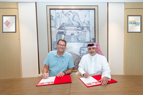 original BIC and Musco Lighting signing ceremony, Jeff Rogers, CEO of Musco Lighting and Sheikh Salman bin Isa Al Khalifa, BIC Chief Executive