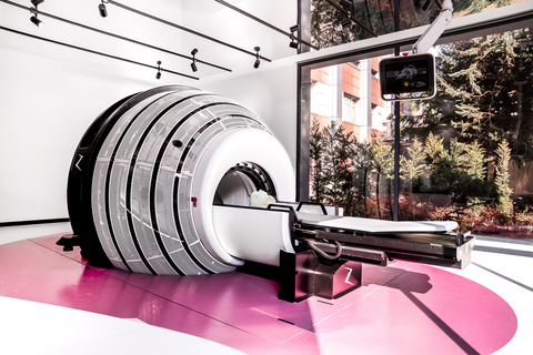 thumbnail The ZAP-X Gyroscopic Radiosurgery platform (image courtesy of Hacettepe University Hospital).