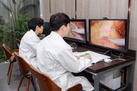 MOPIC stellte sein 32-Zoll-Autostereoskop-3D-Display vor, das ohne 3D-Brille eine lebensechte Tiefen- und Raumwahrnehmung ermöglicht (Foto: MOPIC)