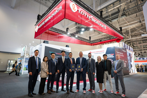 Leaders from SK pharmteco and LOTTE BIOLOGICS at the LOTTE BIOLOGICS booth at CPHI Frankfurt, Germany, following the signing of the strategic collaboration Letter of Intent on October 29, 2025. From left to right: Joon Chang, CBO, LOTTE BIOLOGICS; Jiwon Chun, CGO, LOTTE BIOLOGICS; Kern Chang, CTO, LOTTE BIOLOGICS; Yooyeol Shin, CSO, LOTTE BIOLOGICS; James Park, CEO, LOTTE BIOLOGICS; Joerg Ahlgrimm, CEO, SK pharmteco; Andy Fenny, CCO, SK pharmteco; Olivia Boyce, Global Head of Proposals, SK pharmteco; Shiuk Lee, CSO, SK pharmteco; Steve Barr, Head of Small Molecule, SK pharmteco.