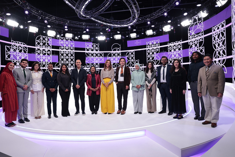 original Doha Debates汇集了一批卓越的建筑师、思想家与创意人士,共同探讨现代建筑是否在推动文化的衰退。出席嘉宾从左至右依次为:Sundus Saeed、Ameer Sadi、Sara Akbar、Carl Jambo、Huda Muazzam Iqbal、Tariq Khayyat、Bidisha Sinha、Dareen Abughaida、Carl W. Korsnes、Marwa Al-Sabouni、Leen Nedal Yamin、Wahed Shaik、Lina Ayman Darwish、Mudassar Raza Shakir,以及John Carlos Burog。(照片来源:AETOSWire)