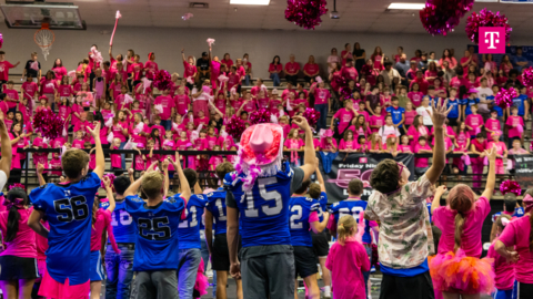 Contra todo pronóstico: Dierks, una comunidad de 900 personas en Arkansas, se vuelve viral y consigue casi 2 millones de votos para ganar la competencia nacional Friday Night 5G Lights de T-Mobile. Los Outlaws se unen para recibir un makeover completo de su estadio por un valor de $1 millón, llevando las noches de los viernes —y el orgullo de la comunidad— a otro nivel.