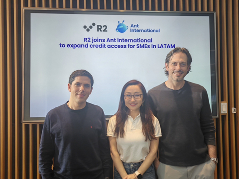 From left to right: Roger Larach, Co-Founder and Chief Executive Officer, R2 Quan Yu, General Manager of Global Credit Services, Ant International Roger Teran, Co-Founder and Chief Data Officer, R2