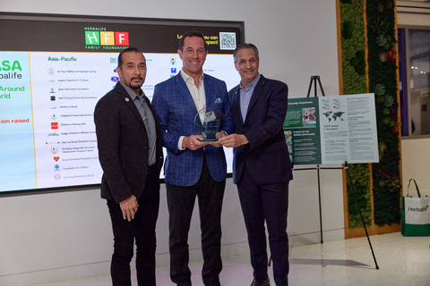 Herbalife Receives Direct Selling Association’s 2025 Vision for Tomorrow Award for its Casa Herbalife Program. Pictured (from left): Stephan Gratziani, CEO of Herbalife; Dave Grimaldi, President and CEO of the Direct Selling Association; and Rob Levy, Herbalife Family Foundation Board Member and President, Herbalife.