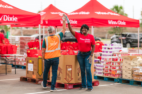 This Gratitude Month, Southeastern Grocers, LLC, parent company of Winn-Dixie and Harveys Supermarket, together with the SEG Gives Foundation, is donating $100,000 in urgent support to Feeding America to help provide more than 1 million meals to families in need – reinforcing the grocer’s enduring purpose to empower, feed and enrich the communities it serves. SEG is also introducing special offers, associate initiatives and an in-store donation program to support local food banks during this time of critical need.