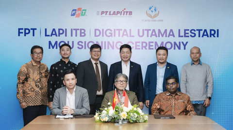 The signing ceremony was attended by Addy Perdana Soemantry, Indonesian Trade Attaché in Hanoi and the executive leaders of FPT, LAPI ITB, and Digital Utama Lestari