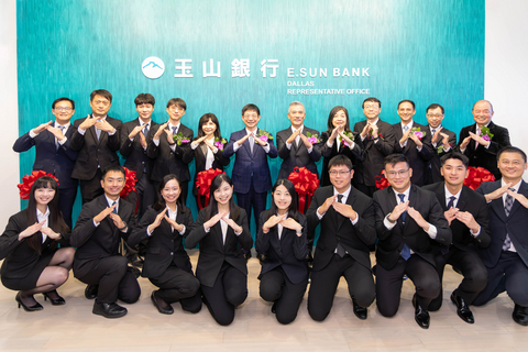 E.SUN Bank’s team came together across three generations of employees—from entry-level staff to senior executives—at the launch of the Dallas Representative Office. The ceremonial gesture symbolizes Mt. Jade, Taiwan’s tallest peak and the inspiration for E.SUN’s name.