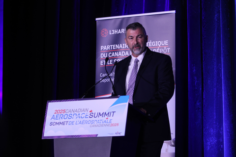 original Jake Trainor, President of Exchange Income Corporation, accepts AIAC’s James C. Floyd Award at the 2025 Canadian Aerospace Summit in Ottawa on October 28, 2025.