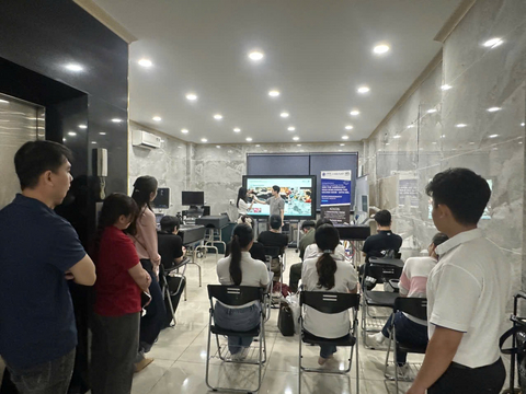 original Professor Yoon Hak-young of Jeonbuk National University is discussing plans with Vietnamese veterinarians for a hands-on lecture on diagnostic echocardiography (Photo: NEL Animal Medical Foundation)