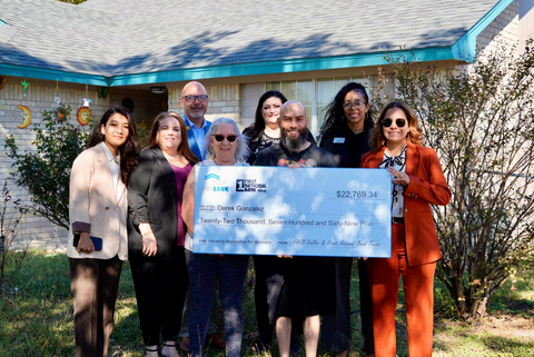 FHLB Dallas Affordable Housing Program Manager René Singleton (back row, first from right) and representatives from FNBT stand with Army veteran Derek Gonzalez and his family in the yard of their Killeen, Texas home, celebrating the award of a $22,000 HAVEN grant that funded critical repairs to the roof and siding of the Gonzalez home.