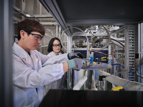 Researchers at KIER are conducting experiments with an innovative catalyst to advance clean energy solutions (Photo: Korea Institute of Energy Research)