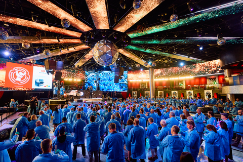 original More than 275 participants simultaneously stirred paint at SEMA 2025 as PPG breaks the GUINNESS WORLD RECORDS™ title for the largest paint stirring challenge as it unveiled the SEM Mix’n’Shake™ automated stirring system.