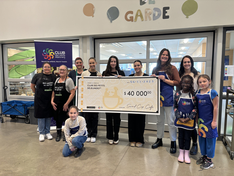 thumbnail Le personnel de Second Cup se joint aux membres du Club des petits déjeuners du Canada dans une école de Saint-Eustache, au Québec, où ils ont servi le petit-déjeuner aux élèves et remis un don de 40 000 $ pour soutenir les programmes du Club. Photo : Foodtastic