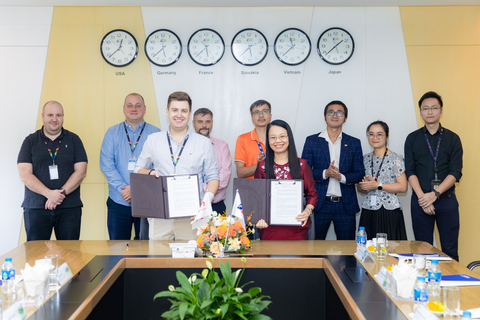 original FPT and E.ON Optimum leaders at the signing ceremony to extend their partnership in AI-powered energy management.