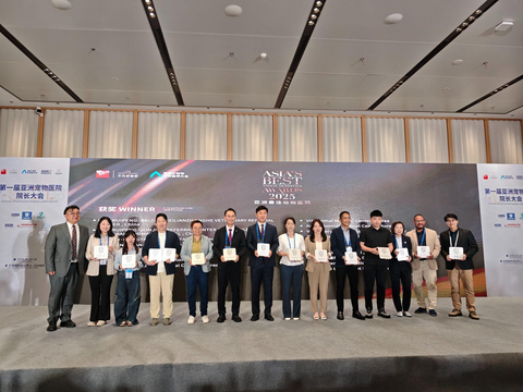 thumbnail Director Lim Deok-ho(fourth from left) from NEL Animal Medical Foundation among the award winners during the ceremony (Photo: NEL Animal Medical Foundation)