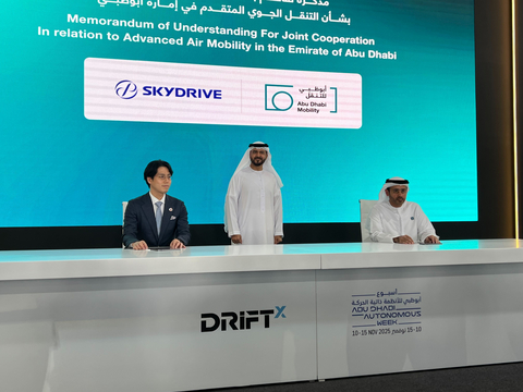 original Right: Dr.Abdulla Hamad AlGhfeli, Acting Director General of the Integrated Transport Centre (ITC) / Center; His Excellency, Dr. Saif Al Nasri, Undersecretary of the Department of Municipalities and Transport/Left: Takehiko Sato, Chief Strategy Officer, SkyDrive. The signing ceremony was held at "DRIFTx," an automotive and mobility event held in Abu Dhabi on November 11, 2025.