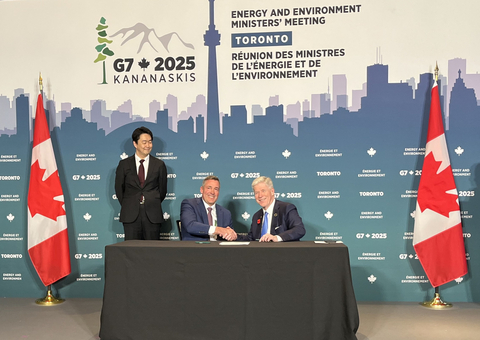 original L’honorable Tim Hodgson, ministre de l’Énergie et des Ressources naturelles du gouvernement du Canada, et Eric Desaulniers, fondateur, président et chef de la direction de NMG, ont signé des protocoles d’entente pour l’approvisionnement et la commercialisation d’un total de 30 000 tpa de concentré de graphite provenant de la mine Matawinie de la phase 2, dont un engagement du gouvernement du Canada à prendre ou à payer de 15 000 tpa, le reste devant être vendu auprès de pays et d'entités alliés.