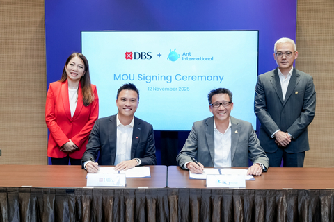 From left to right: Tan Su Shan, CEO of DBS, Loy Hwee Chuan, Segment Head of Telecommunications, Media & Tech, Hong Kong and GBA, DBS, Edward Yue, Alipay+ General Manager for SEA, ANZ and South Asia at Ant International, Peng Yang, CEO of Ant International