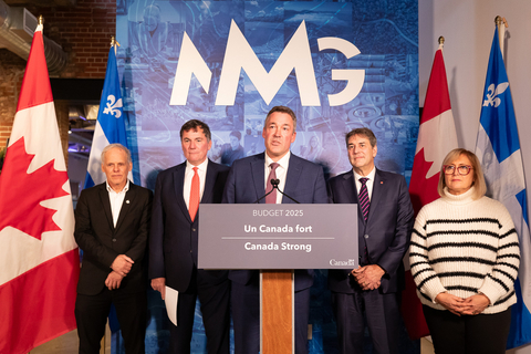original Le secrétaire parlementaire Jacques Ramsay, le ministre Dominic LeBlanc, le président et chef de la direction Eric Desaulniers, le secrétaire parlementaire Claude Guay et la secrétaire parlementaire Annie Koutrakis ont souligné l'annonce dans les bureaux de NMG.