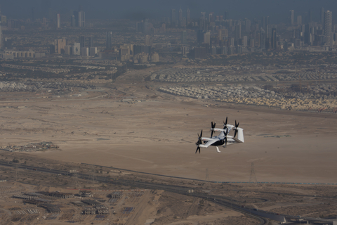 Joby’s air taxi en route from its flight test facility in Margham to Al Maktoum International Airport, marking the first electric air taxi company to conduct a point-to-point flight in the UAE. Credit: Joby Aviation