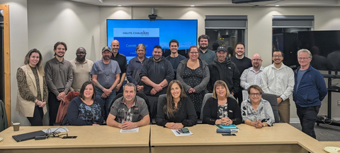 original Photo des membres du comité de suivi : Monique Phérivong Lenoir, Gaby Gendron, Sonia Cloutier, Danièle Provencher, Julie Morin, Karolina Apland, Elliot Gagnon, Cyrille Tiokou, Pierre Moreau, Ghislain Malouin, Robert Bellefleur, Marc Morin, André Samson, Marie-Ève Théroux, Jérôme Dagenais, Mo Senay, Ulric Poirier, Shohei Bérubé-Sato, Éric Lapointe, Simon Couture