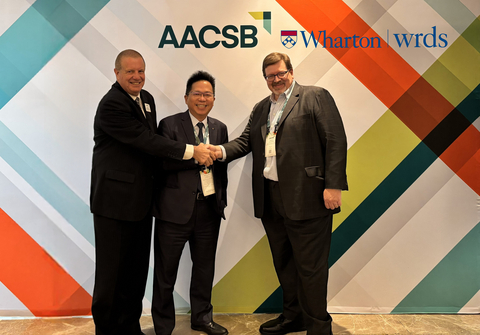 thumbnail 左起：Geoff Perry（AACSB）、邱裕钧（国立阳明交通大学）、Robert Zarazowski（WRDS）