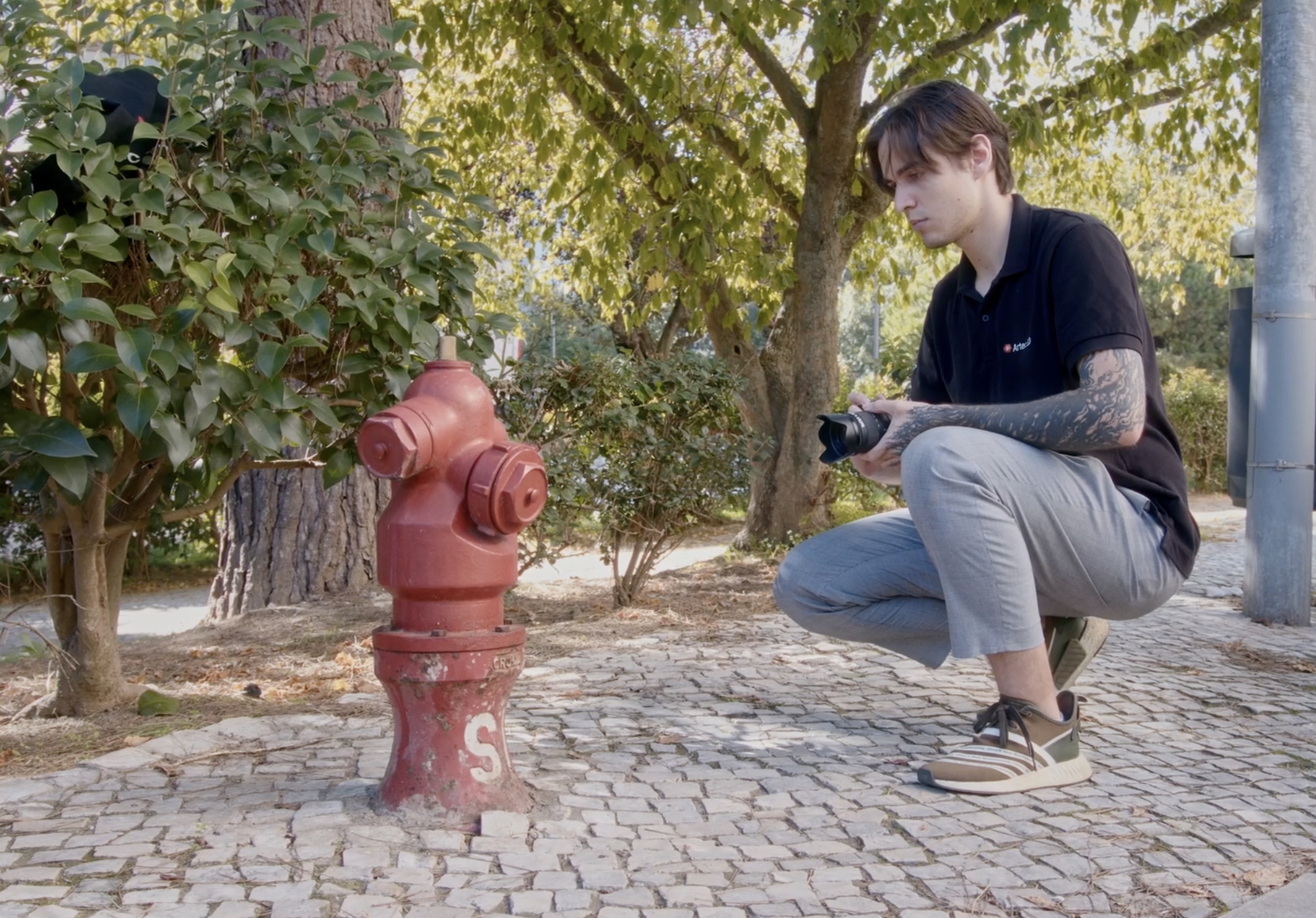 An Artec 3D scanning expert capturing an object for 3D modeling. Image via Artec 3D.