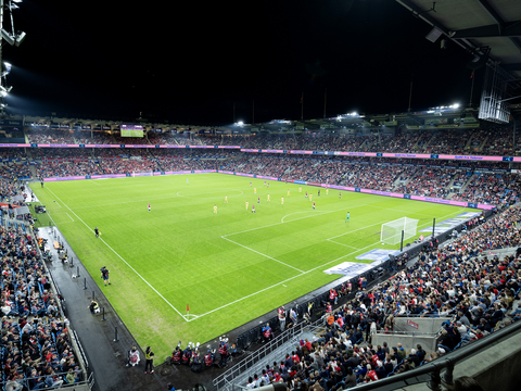 Le système d'éclairage TLC for LED® (Contrôle total de l’éclairage à LED) de pointe du stade Ullevaal a fait du stade national norvégien l'un des rares au monde à bénéficier de la certification FIFA Quality Pro.