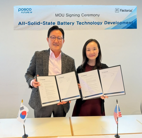 POSCO Future M signed an MOU with Factorial for all-solid-state battery technology development at the Future Battery Forum in Berlin. From left: POSCO Future M Head of Technology Research Laboratory Hong Young-Jun, Factorial CEO Siyu Huang.