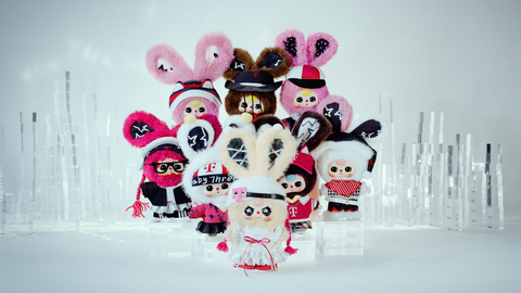 Ven a conocer estos peluches con tremendos ojazos que llegan a T-Mobile para contagiar alegría estas Fiestas