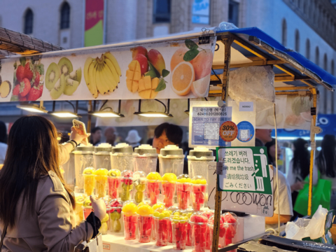thumbnail At Myeongdong Night Market, tourists using Alipay+’s partner payment apps can scan NAMANE’s QR codes for convenient digital transactions