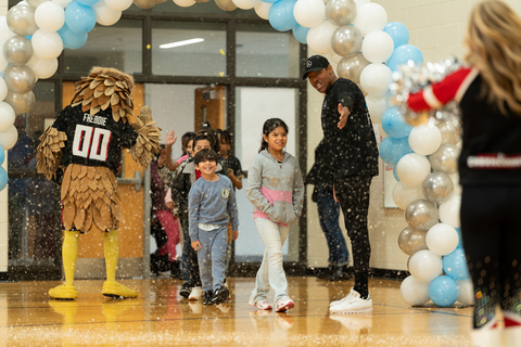 thumbnail To celebrate the joy of the season, MBUSA will continue its "Holidays with Love" campaign tradition by supporting students at its partner schools in Atlanta—Michael R. Hollis Innovation Academy and Leonora P. Miles Intermediate Elementary—as part of the brand's national corporate social responsibility program, Driving Your Future. MBUSA employees will host holiday celebrations and provide students with gifts and winter apparel to help prepare them for the winter months.