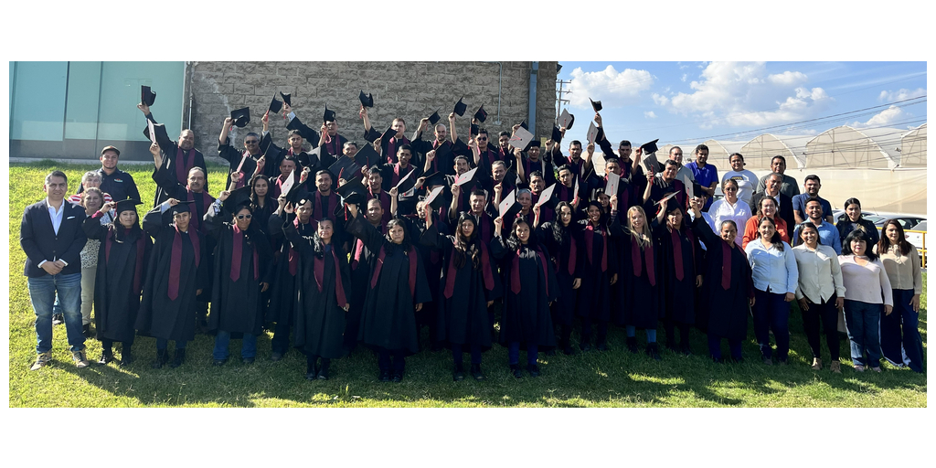 NatureSweet® celebra hitos educativos récord y amplía su programa universitario para trabajadores agrícolas