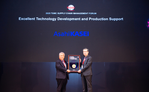 thumbnail Material Sector President Hideyuki Yamagishi receives the award on behalf of Asahi Kasei.