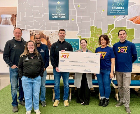 thumbnail Second Harvest Heartland receives a $15,000 Community Impact Grant from the Dunkin’ Joy in Childhood Foundation to support local hunger-relief efforts. Pictured: Annie Thurston Moore (Second Harvest Heartland) with Legacy Concepts franchisees, Dunkin’ and Inspire Brands team members.
