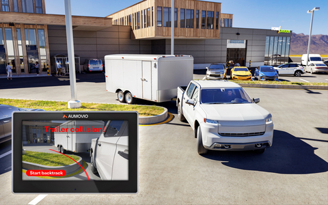 Trailer collision warning: The new assistance system prevents collisions with pedestrians or obstacles such as curbstones and parked vehicles.