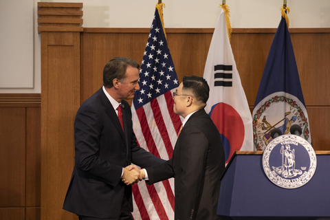 thumbnail Virginia Governor Glenn Youngkin with Bon-Kyu Koo, President & CEO, LS Cable & System