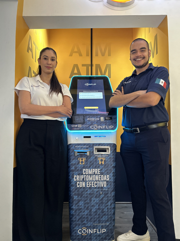 original Sebastián López Guardado y Katherine Portilla dan la bienvenida a los asistentes durante la gran inauguración del primer Crypto Center de CoinFlip. El Crypto Center se ubica en Río Nazas 67, Cuauhtémoc, CDMX.