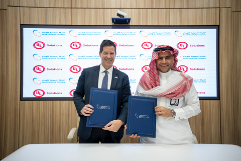original Todd Denison, senior vice president, Global Regions at UL Solutions, and Eng. Sultan Al Mahasheer, executive vice president, Health, Safety, Security and Environment at Saudi Electricity Company, celebrate the signing of a memorandum of understanding to help advance fire safety in Saudi Arabia.