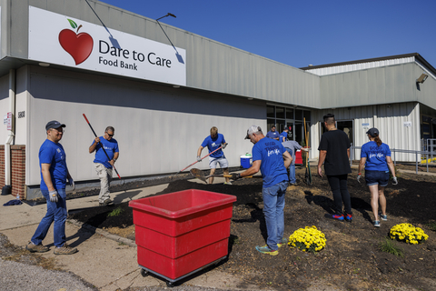 original GE Appliances employees volunteering at Dare to Care Food Bank by landscaping and improving the outdoor space. (Photo: GE Appliances, a Haier company)