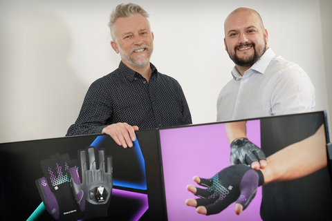 original Left to right are StretchSense CEO Chris Chapman and Chief Revenue Officer Philip Jamison (by Stewart Attwood)