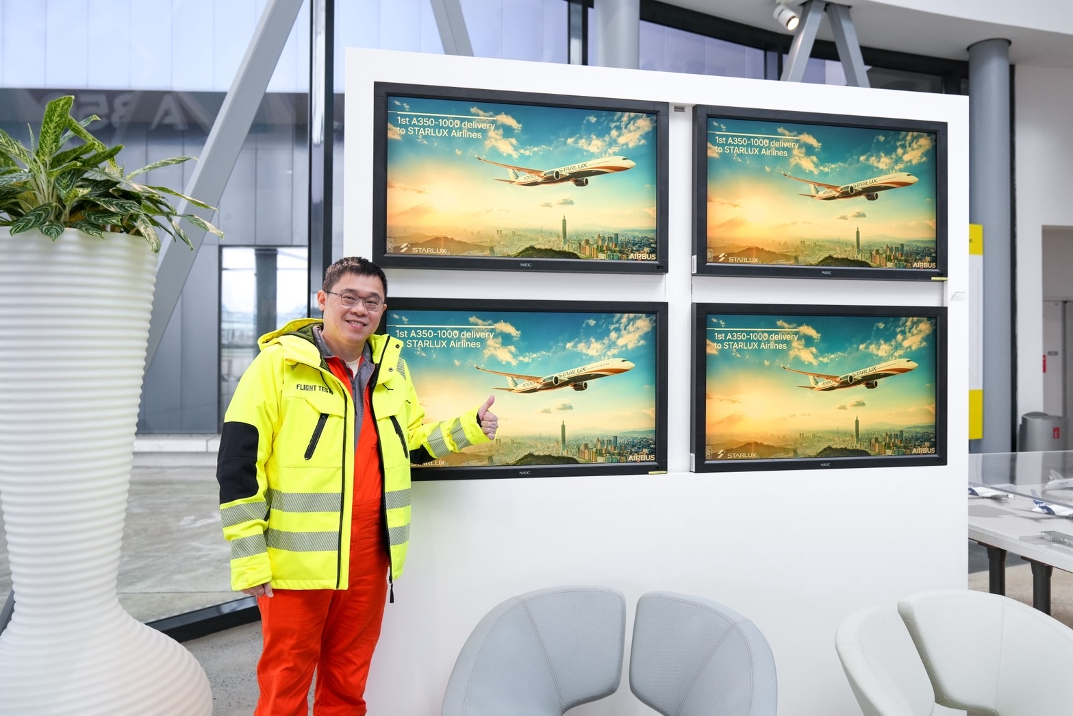 スターラックス航空、台湾初のA350-1000型機を受領し、長距離路線拡大