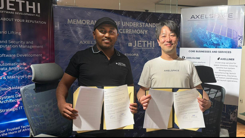 original Naol Debele, Chief Executive Officer of Jethi (left), and Yuya Nakamura, President and CEO of Axelspace, at the signing ceremony on January 13 in Ethiopia