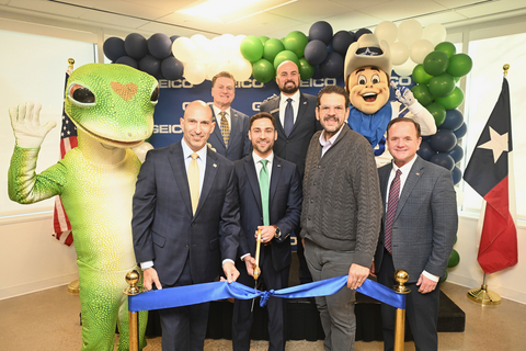 GEICO's Richardson Campus Leader and Head of Commercial Insurance Operations Jason Andrukonis alongside Richardson Mayor Amir Omar and members of the Richardson City Council celebrate the opening of its second North Texas building.