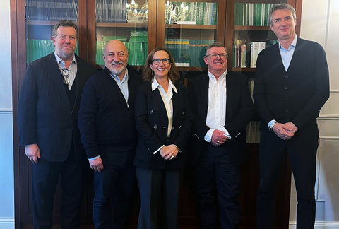 original Fotografia (da sinistra a destra): Ludovico Balbo di Vinadio, Shareholder e Deputy Chairman, EV Group;
Piotr Wasilewski, General Manager, Cornelius Polska Sp. z. o. o.; Cristina Colombo, Chief Financial Officer, EV Group;
Dr Neville Prior, Group Chairman, Cornelius Group plc; Gabriele Bonomi, Chief Executive Officer, EV Group